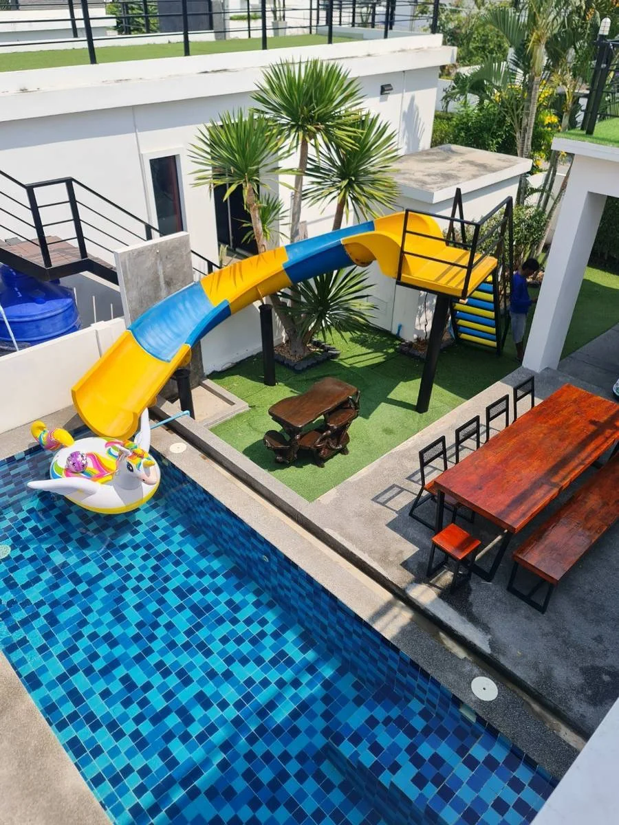 สระว่ายน้ำส่วนตัว Modern Life Pool Villa